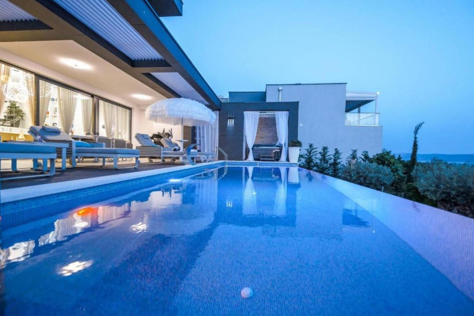 Villa Luxurious And Stylish With Pool & Jacuzzi